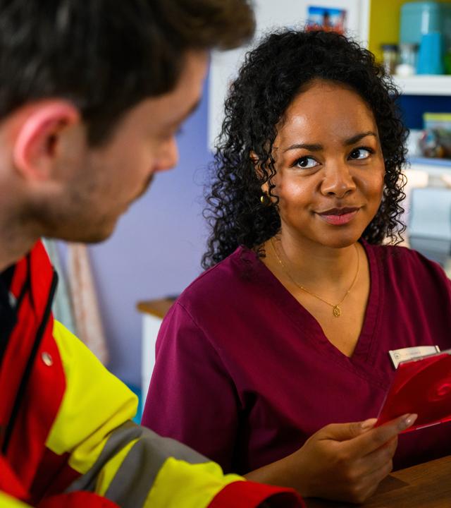 "Bettys Diagnose - Geplatzte Träume": Zoe (Catherine Chikosi) schaut Robin (Josia Krug) verliebt an und hält dabei eine DVD in beiden Händen.