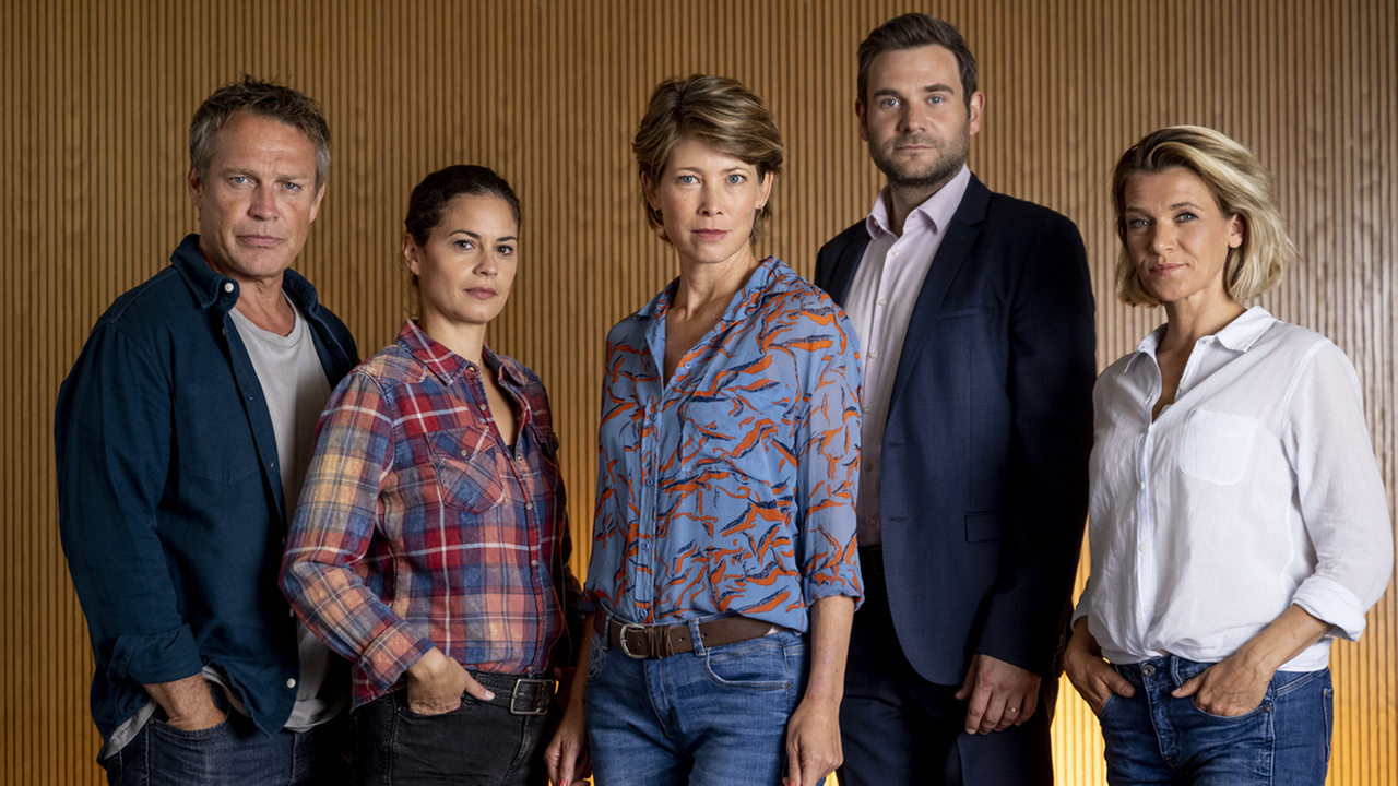Das Team der SOKO Köln vor einem braunen Hintergrund