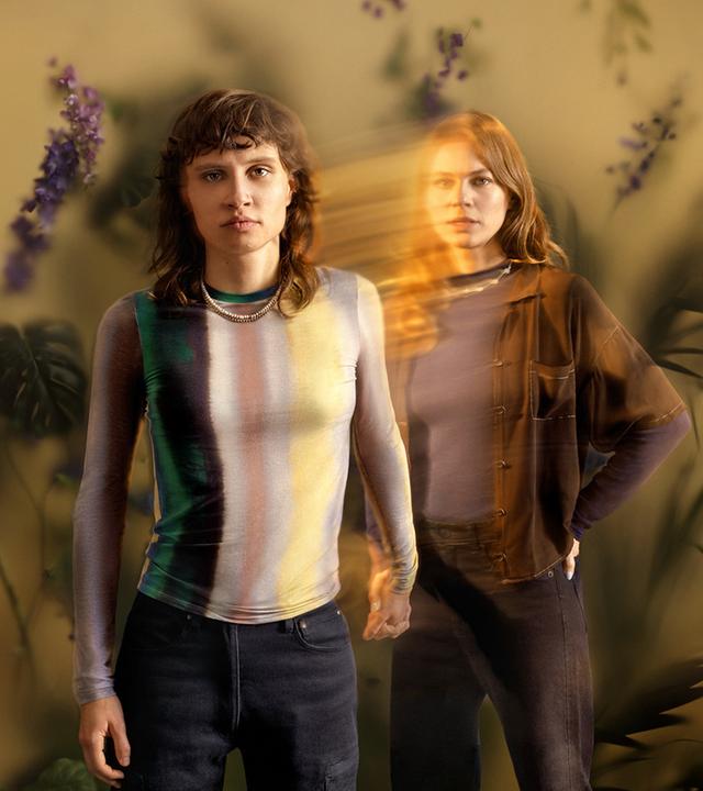 Emilia (Luna Jordan, l.) steht vor Clara (Alicia von Rittberg, r.).