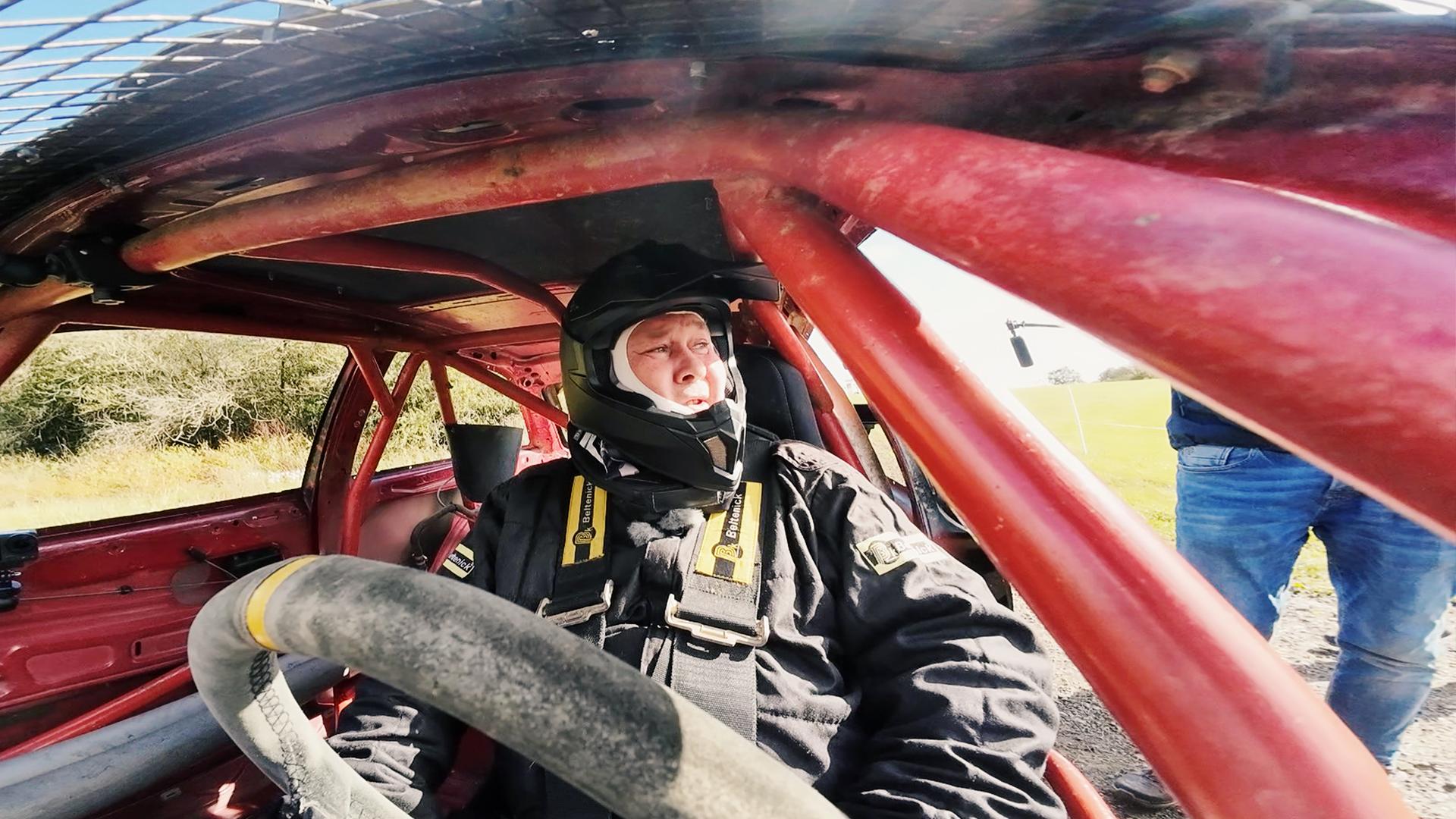 Waldi im Quad mit Helm auf