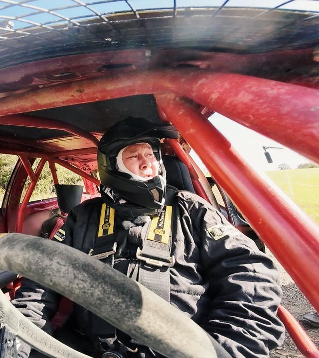 Waldi im Quad mit Helm auf