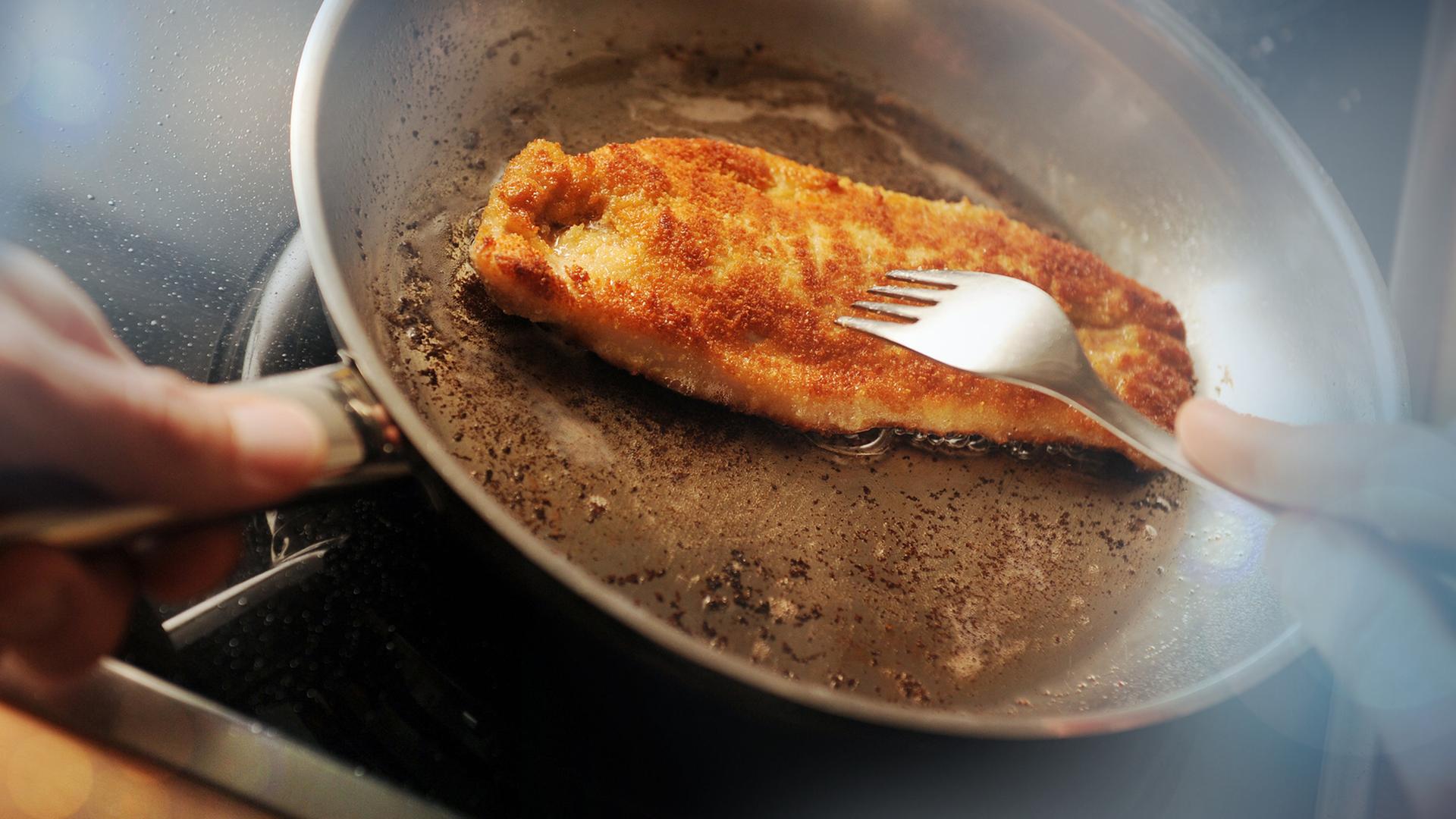 Schweineschnitzel in einer Pfanne