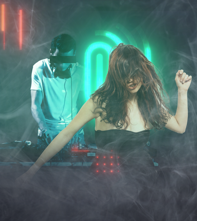 Tanzende Frau mit DJ im Hintergrund. Spur-Logo. 