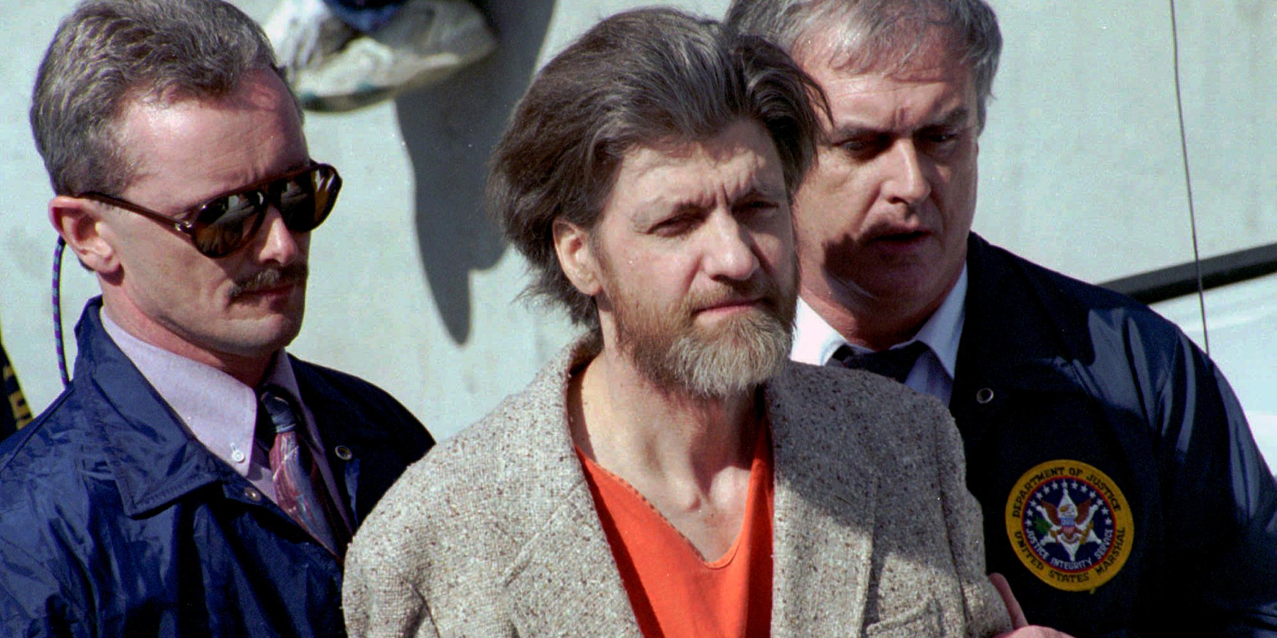 Theodore "Ted" Kaczynski wird von der US-amerikanischen Staatspolizei abgeführt.