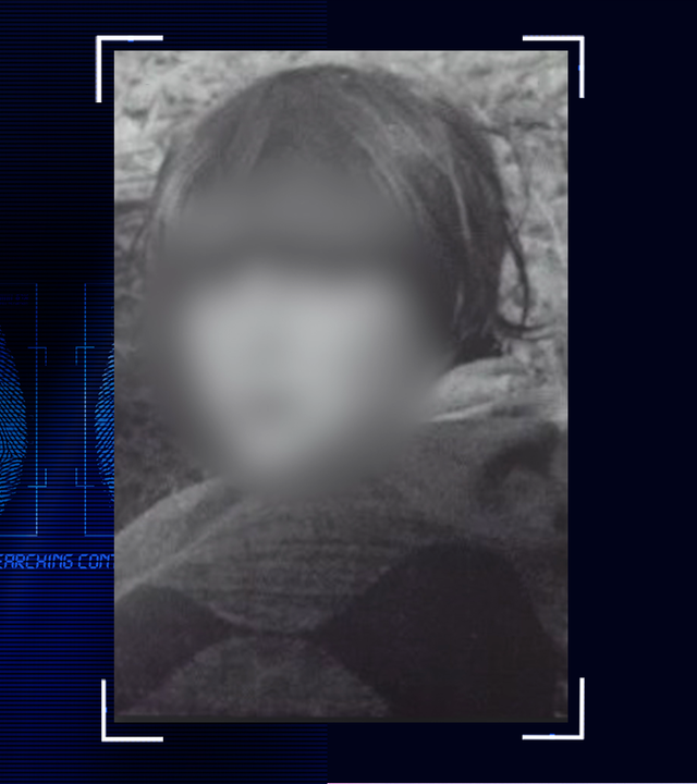 Schwarzweißportraitfoto einer jungen Frau. Gesicht im Bild technisch verfremdet. Links daneben: Lichtschematische Darstellung eines Fingerabdrucks.