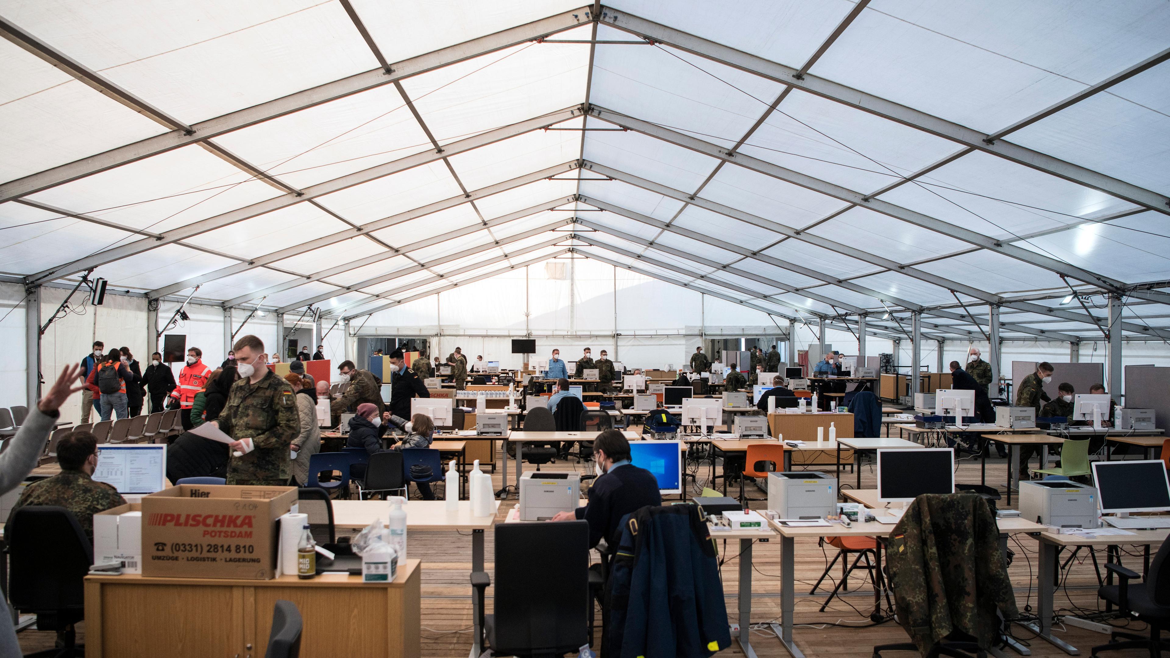 Erstaufnahmestelle für Flüchtlinge am Flughafen Berlin Tegel