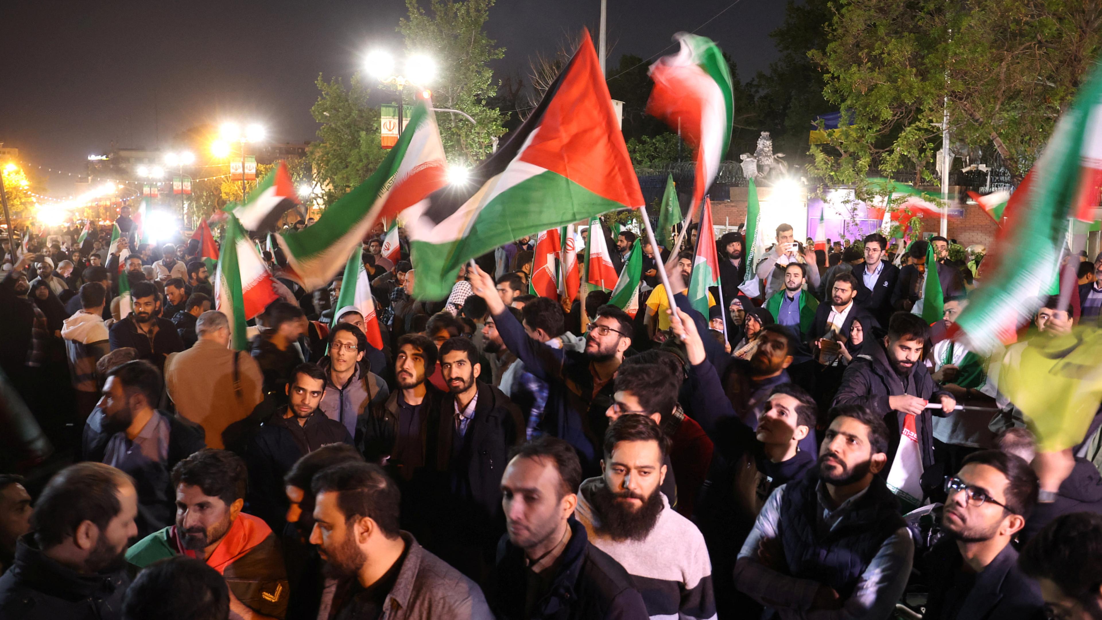 Menschen in Teheran feiern den Luftangriff auf Israel.