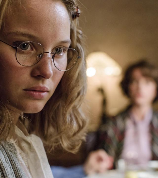 "Ku'damm 56 - Teil 1": Monika Schöllack (Sonja Gerhardt) schaut angstvoll ins Leere, im Hintergrund sitzt ihre Mutter.