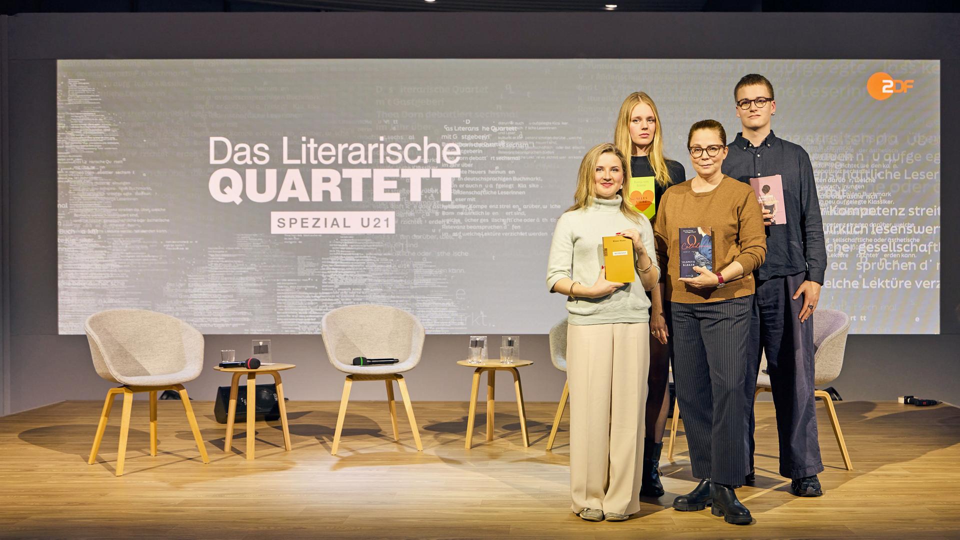 Die TeilnehmerInnen des Literarischen Quartetts U21 – Catherina Mönnich, Katharine Andresen, Gastgeberin Thea Dorn und David Schilling Schoen – auf der Literaturbühne der Frankfurter Buchmesse.