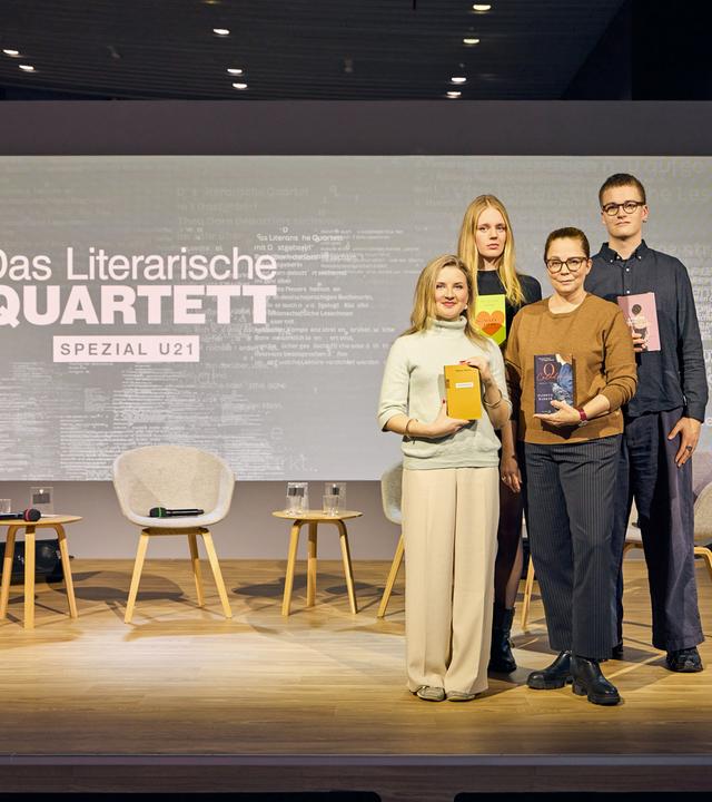 Die TeilnehmerInnen des Literarischen Quartetts U21 – Catherina Mönnich, Katharine Andresen, Gastgeberin Thea Dorn und David Schilling Schoen – auf der Literaturbühne der Frankfurter Buchmesse.