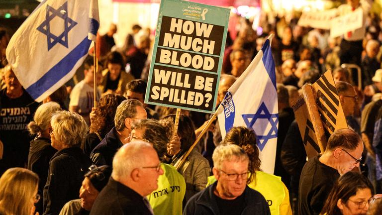 Israelische Linksaktivisten demonstrieren am 2. Mai 2026 auf dem HaBima-Platz in Tel Aviv gegen den andauernden Krieg mit dem Iran und gegen die israelische Regierung.