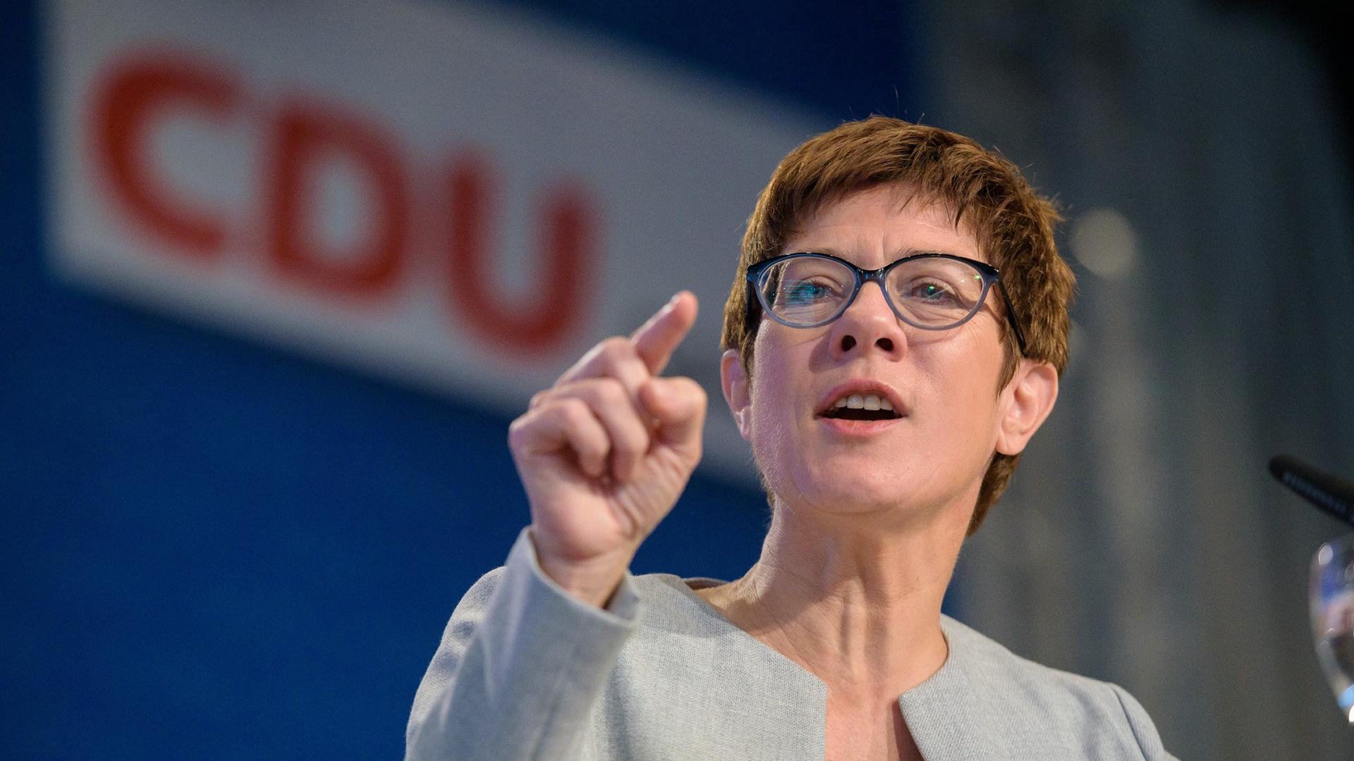 Annegret Kramp-Karrenbauer soll auf Peter Tauber folgen.