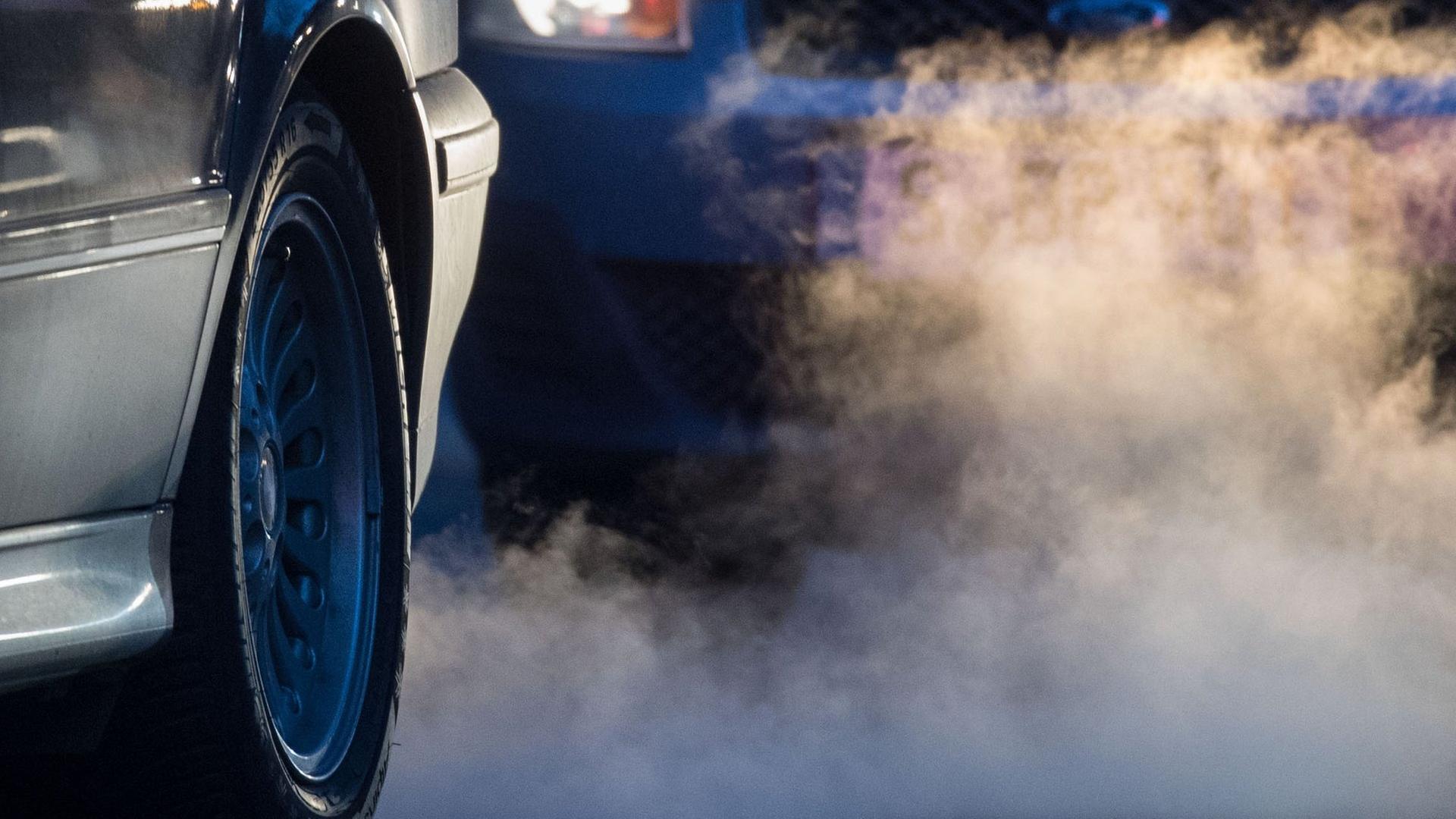 Abgase im Strßenverkehr in Stuttgart. Symbolbild