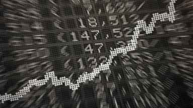 Aktienkurve auf einer Anzeigetafel steigt an. Archivbild