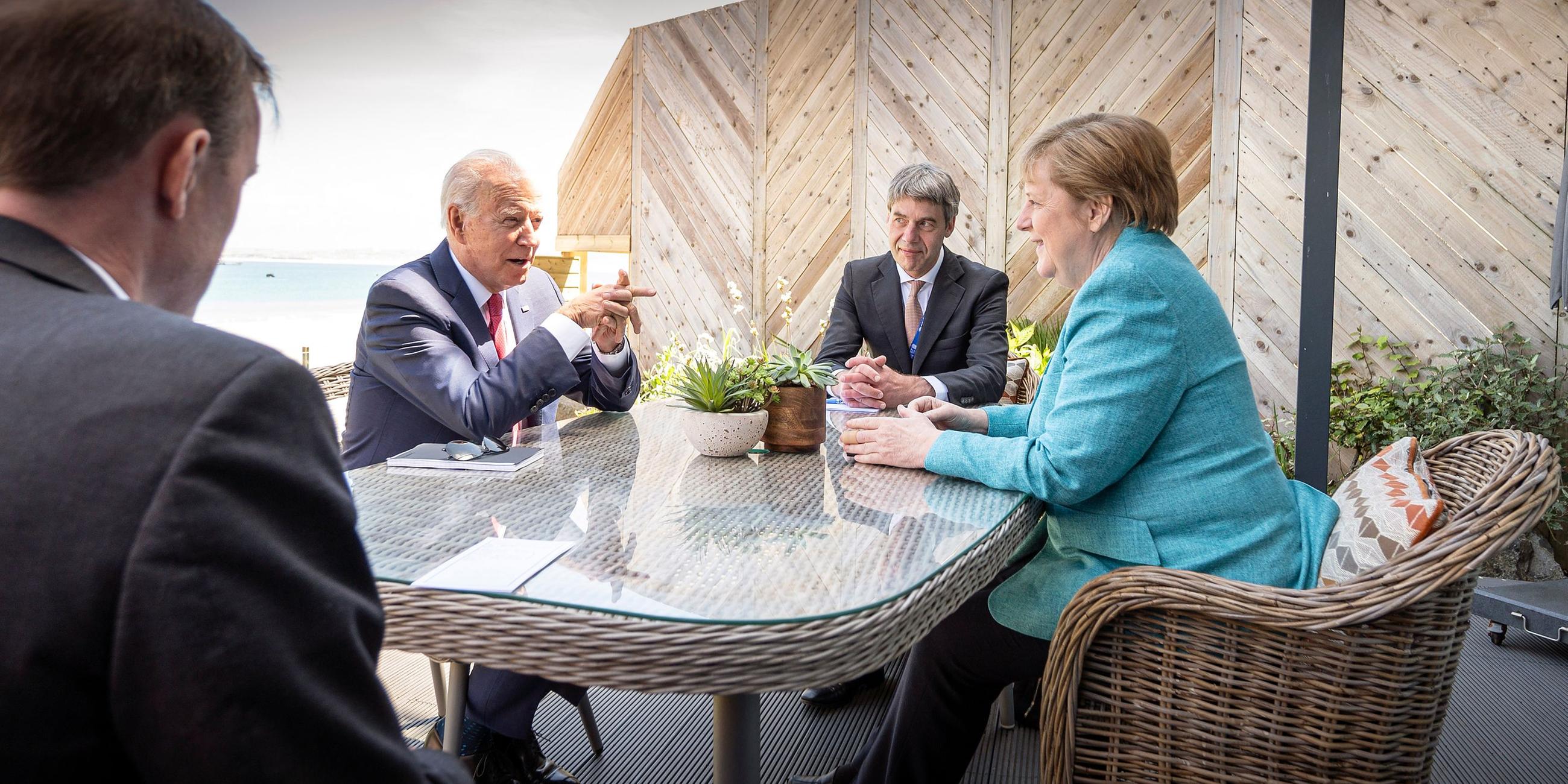 Angela Merkel (rechts) spricht mit US-Präsident Joe Biden.
