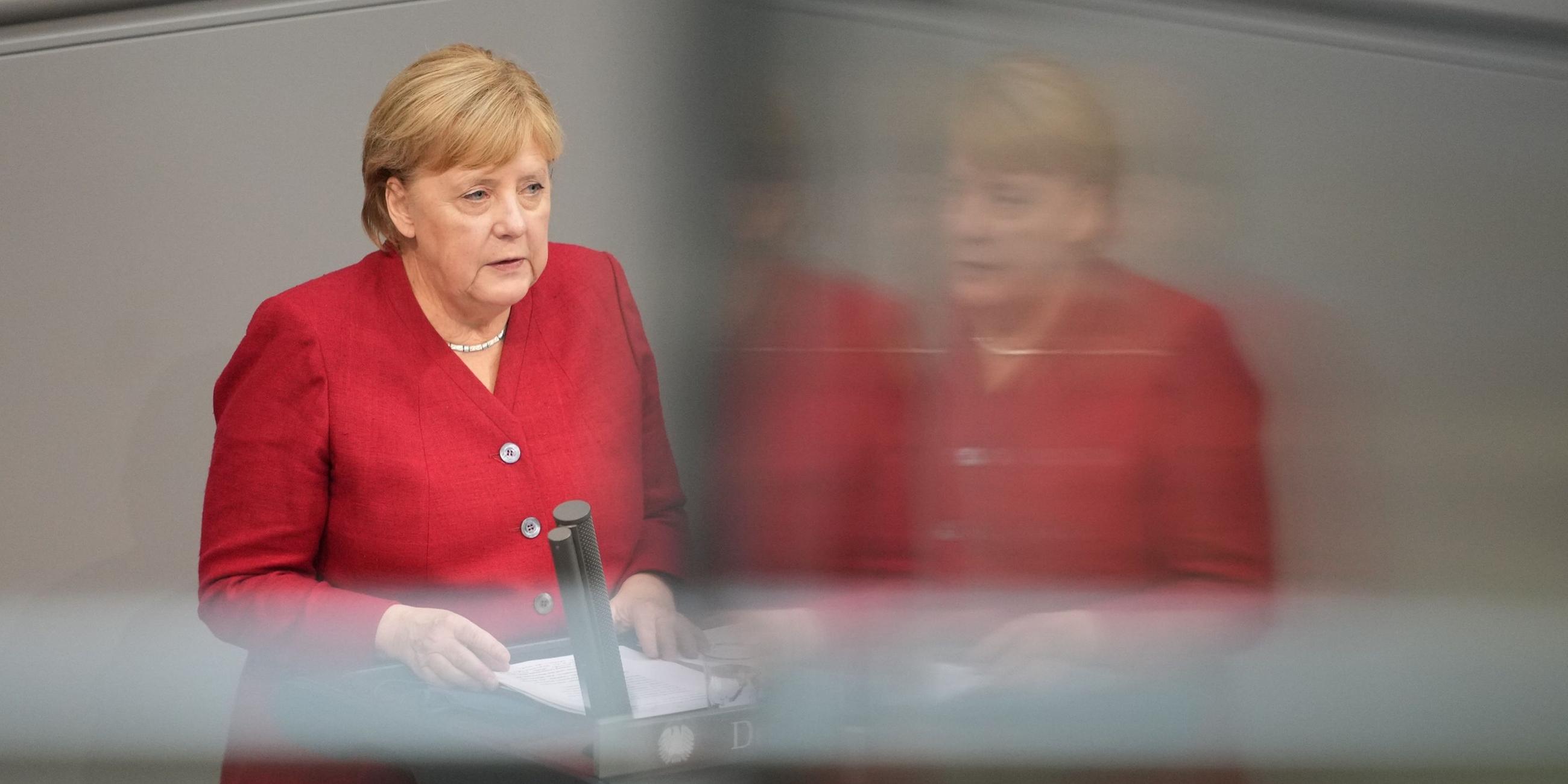 Angela Merkel spricht in der Sondersitzung des Bundestages.