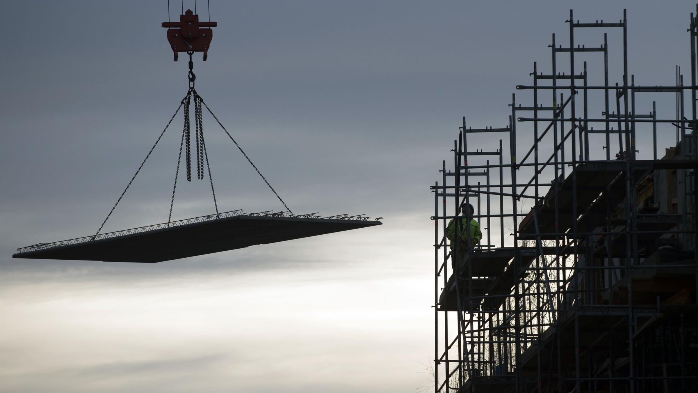 Arbeiter errichten ein Wohnhaus in Sachsen-Anhalt. Archivbild