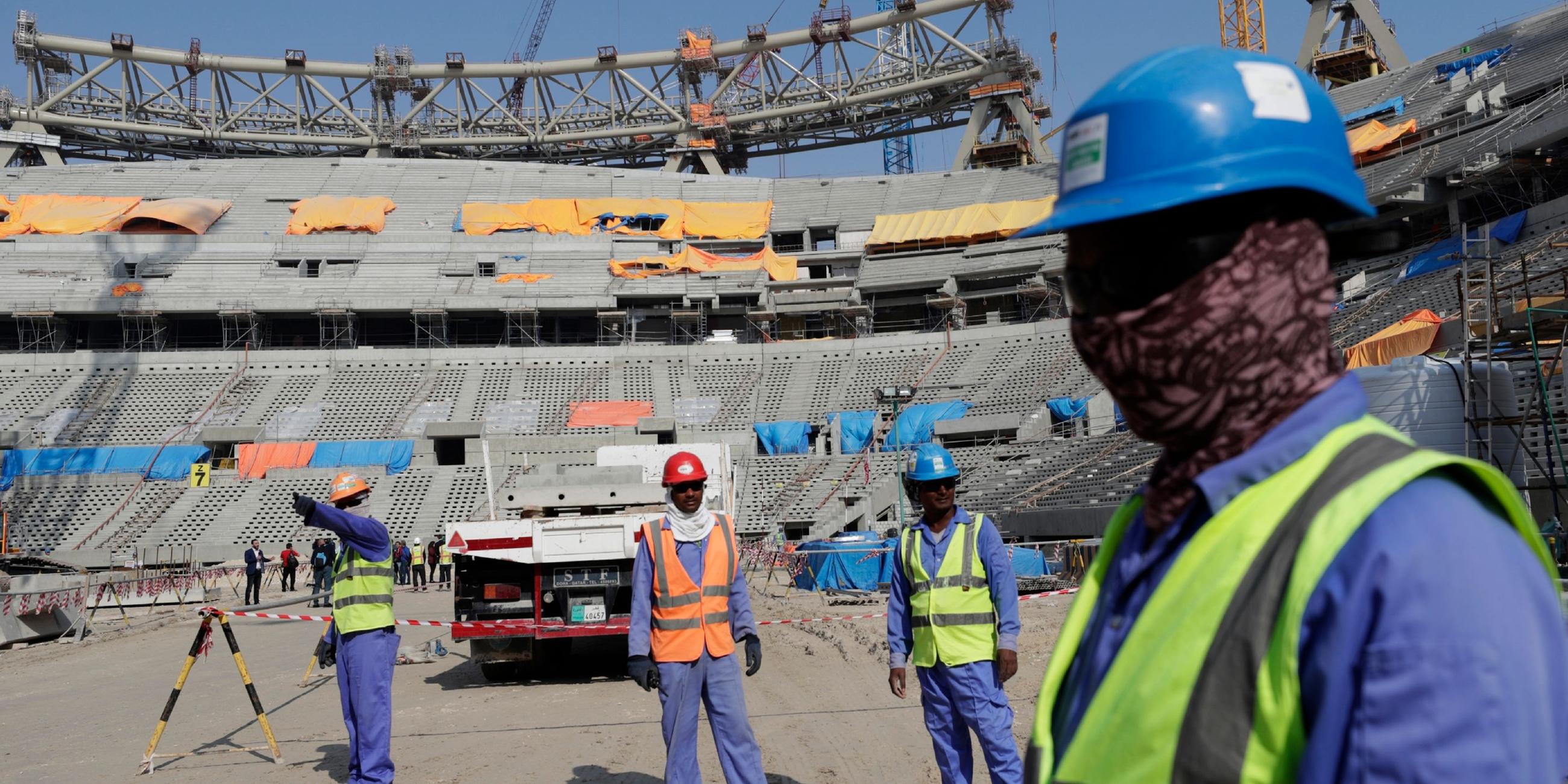 Bauarbeiter arbeiten am Lusail-Stadion in Katar. Archivbild