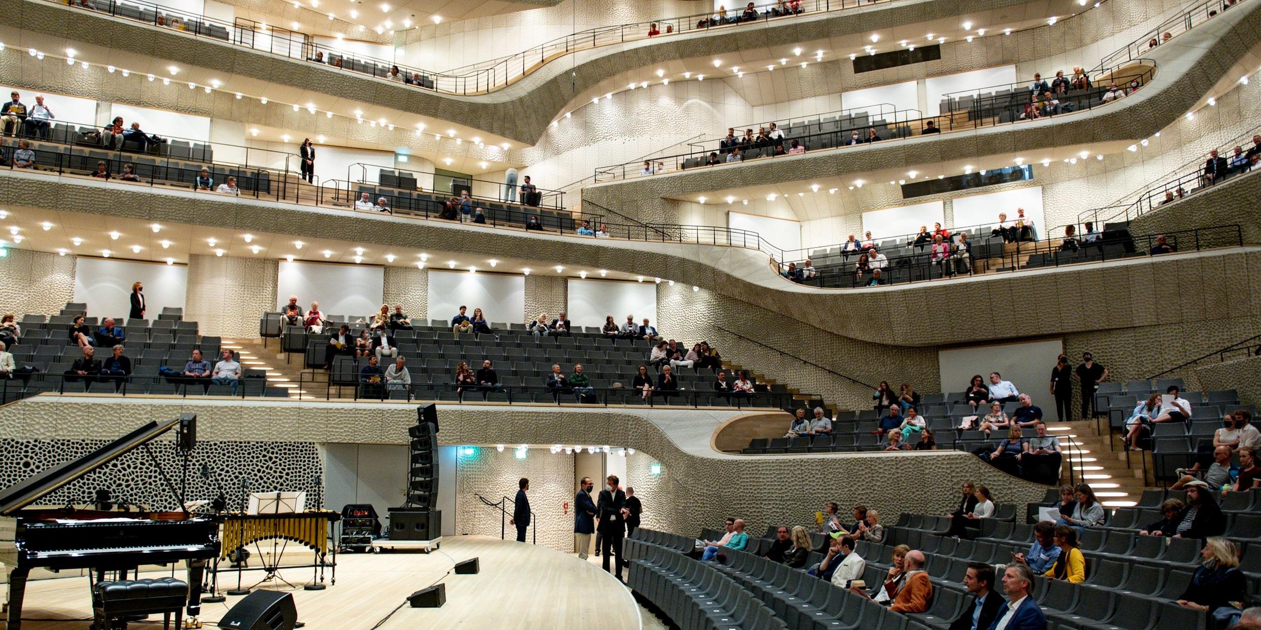 Besucher bei einem Testkonzert in der Elbphilharmonie. Archivbild