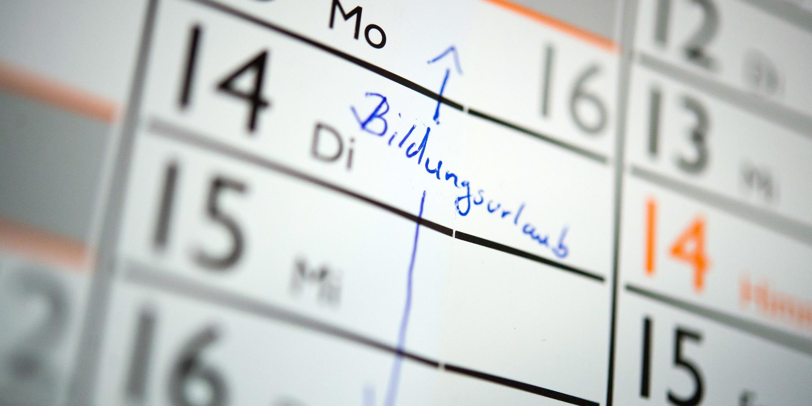 "Bildungsurlaub" steht in einem Kalender. Symbolbild