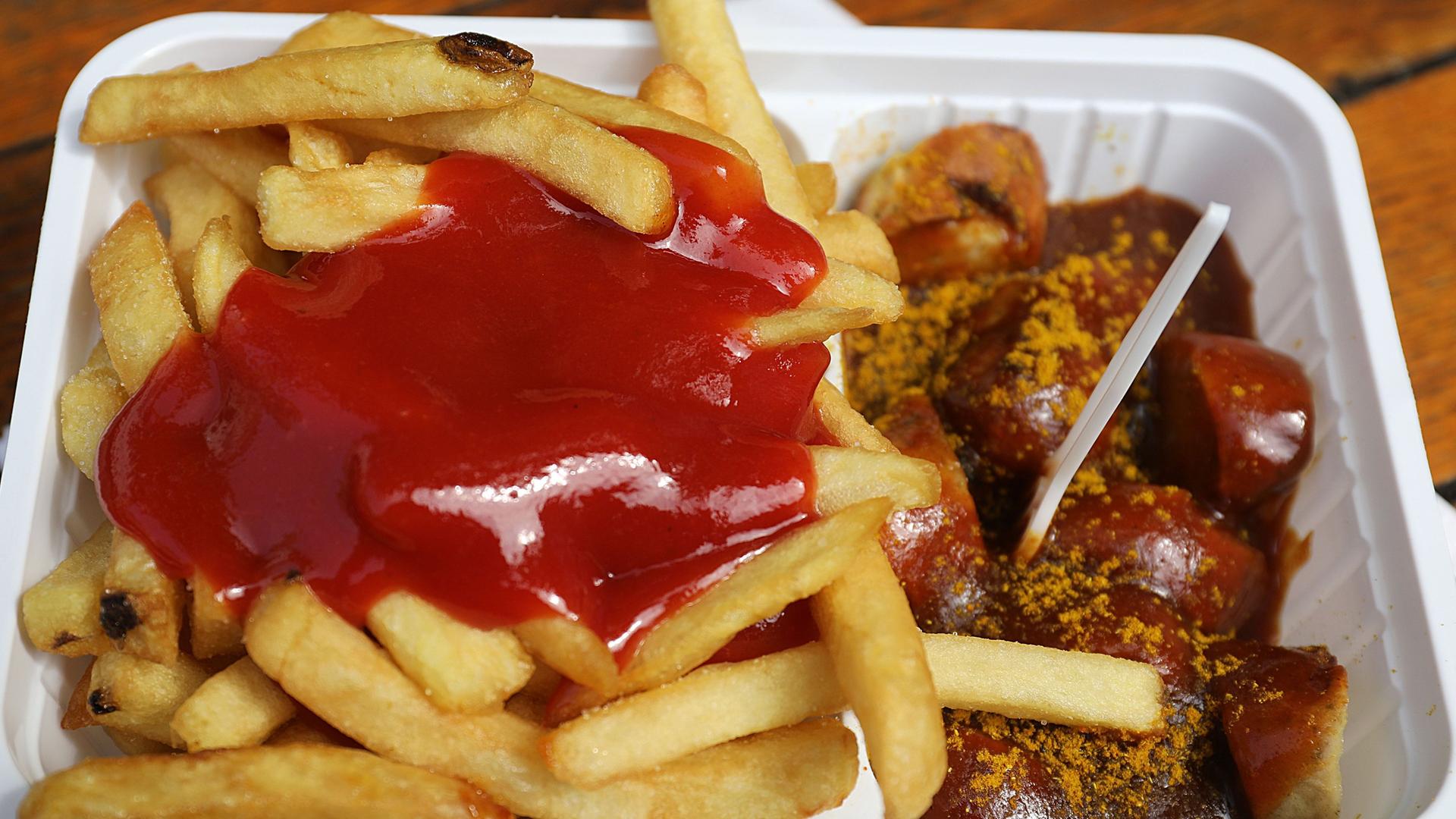 Currywurst mit Pommes.