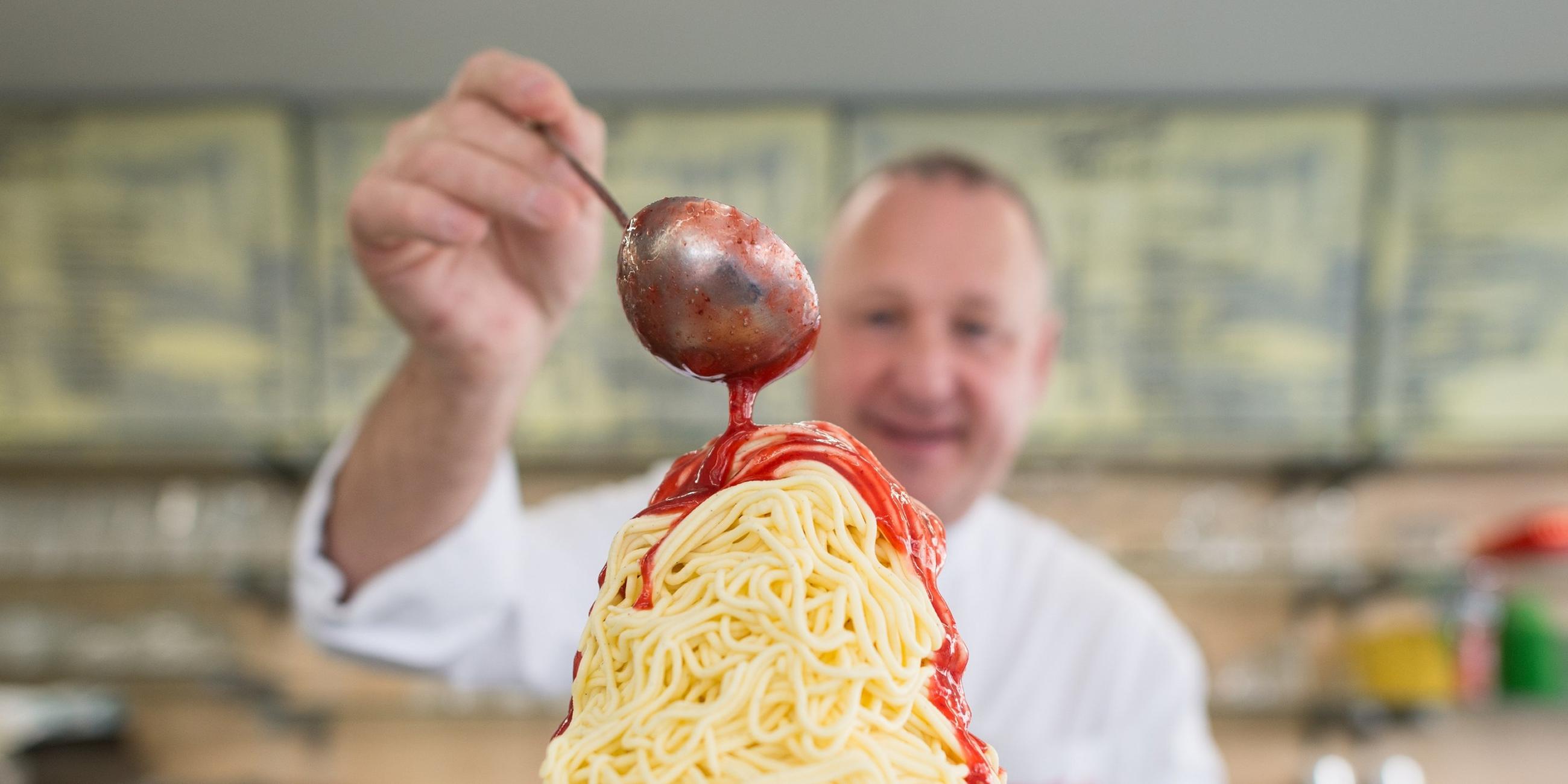 Dario Fontanella bereitet ein Spaghetti-Eis zu. Archivbild