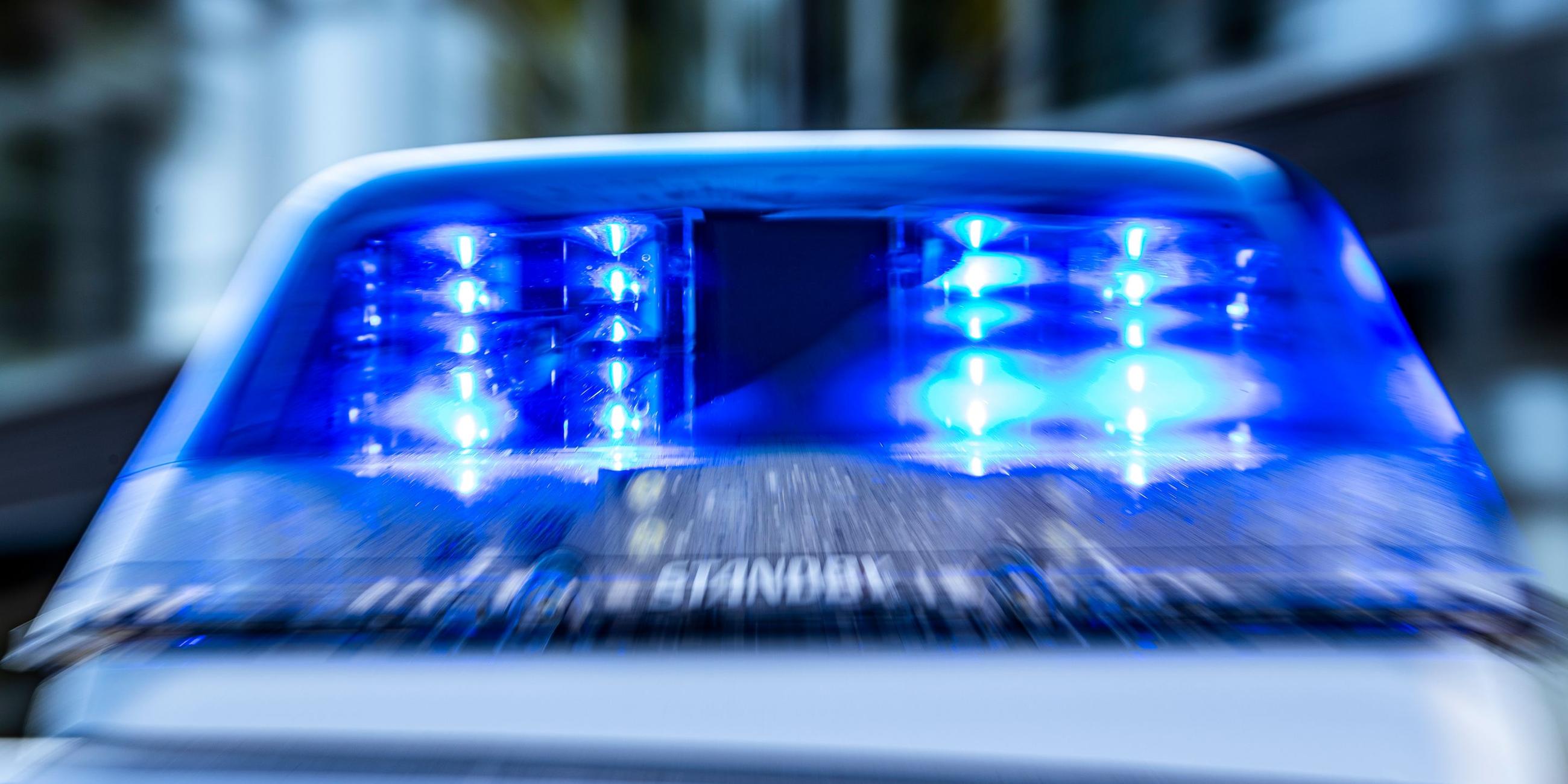 Das Blaulicht an einem Polizeiwagen. Archivbild