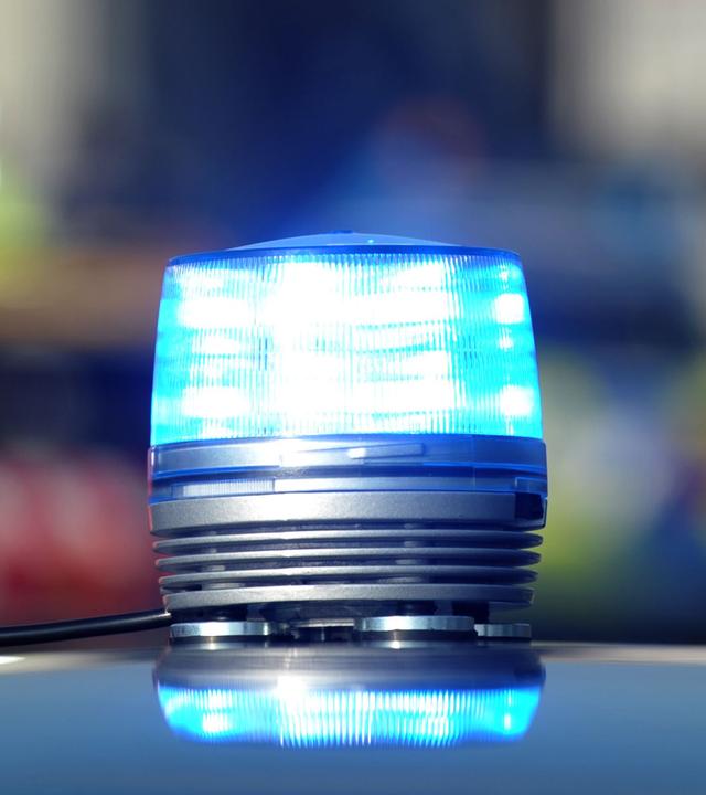 Das Blaulicht auf einem Streifenwagen leuchtet.