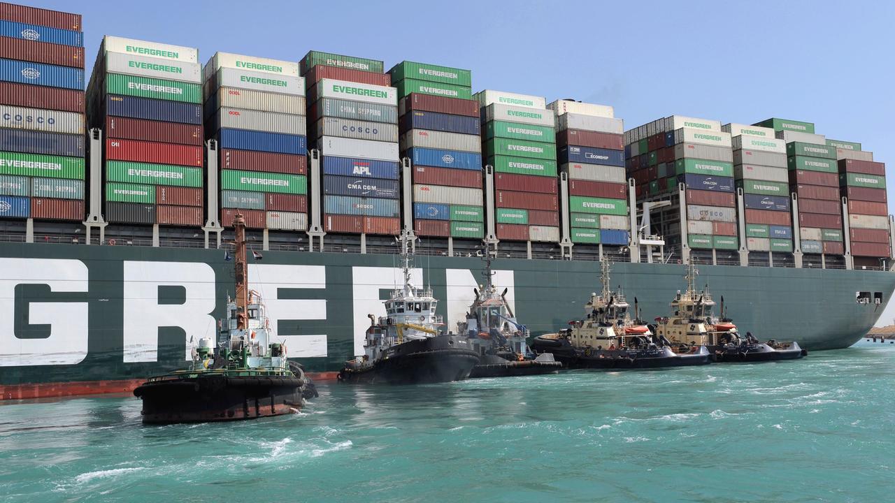 "Ever Given": Containerschiff im Suezkanal freigelegt ...