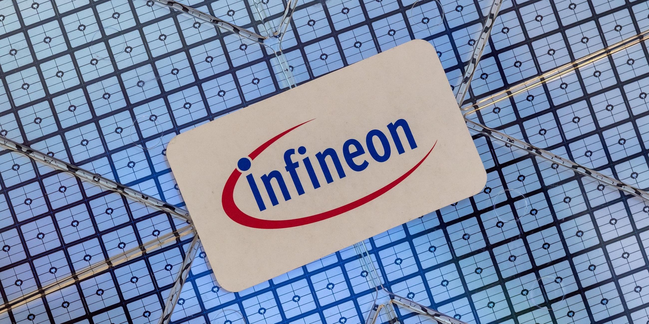 Das Infineon-Logo klebt auf einem Wafer im Showroom. Symbolbild