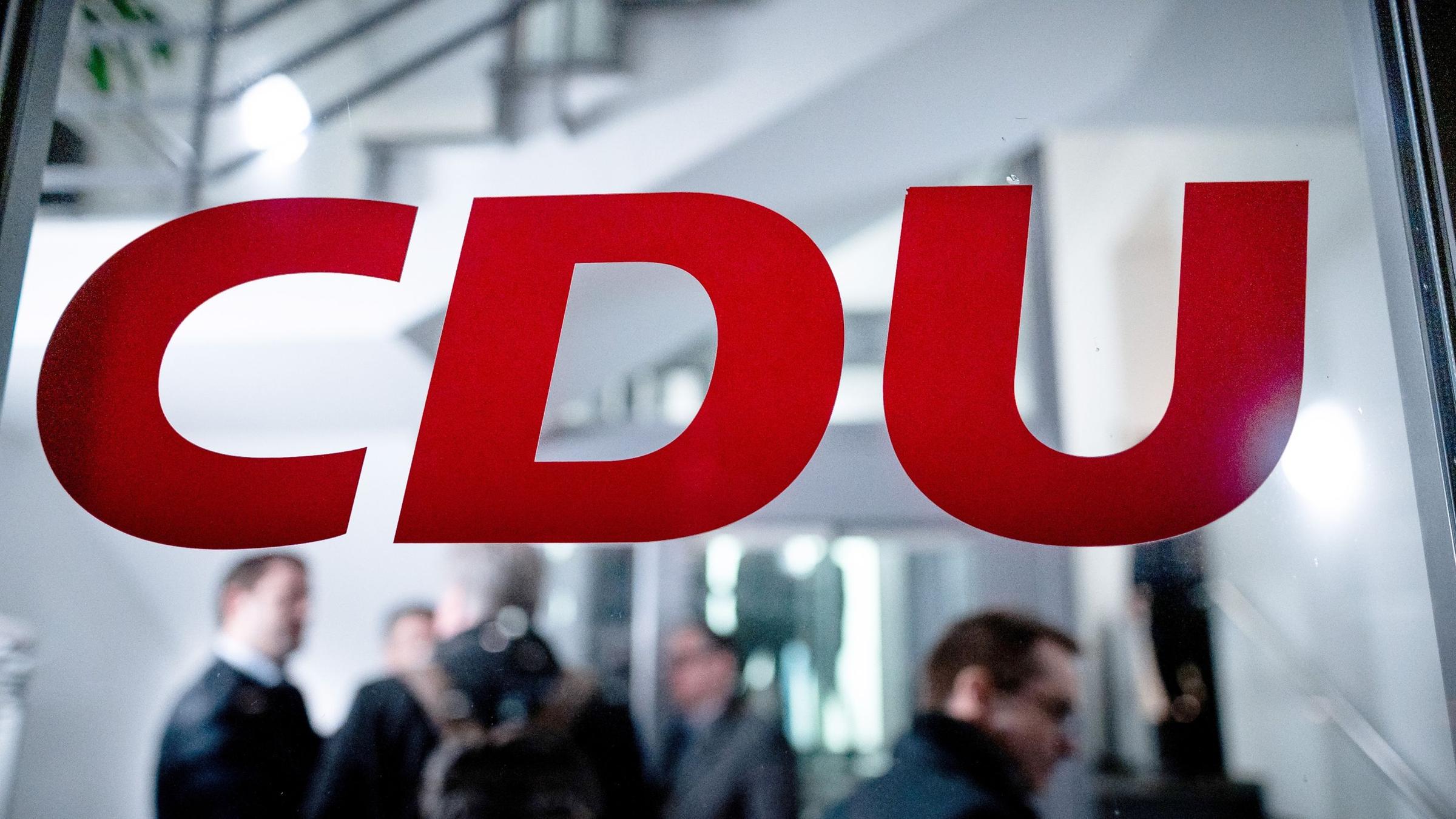 Das Logo der CDU steht an der Eingangstür. Symbolbild