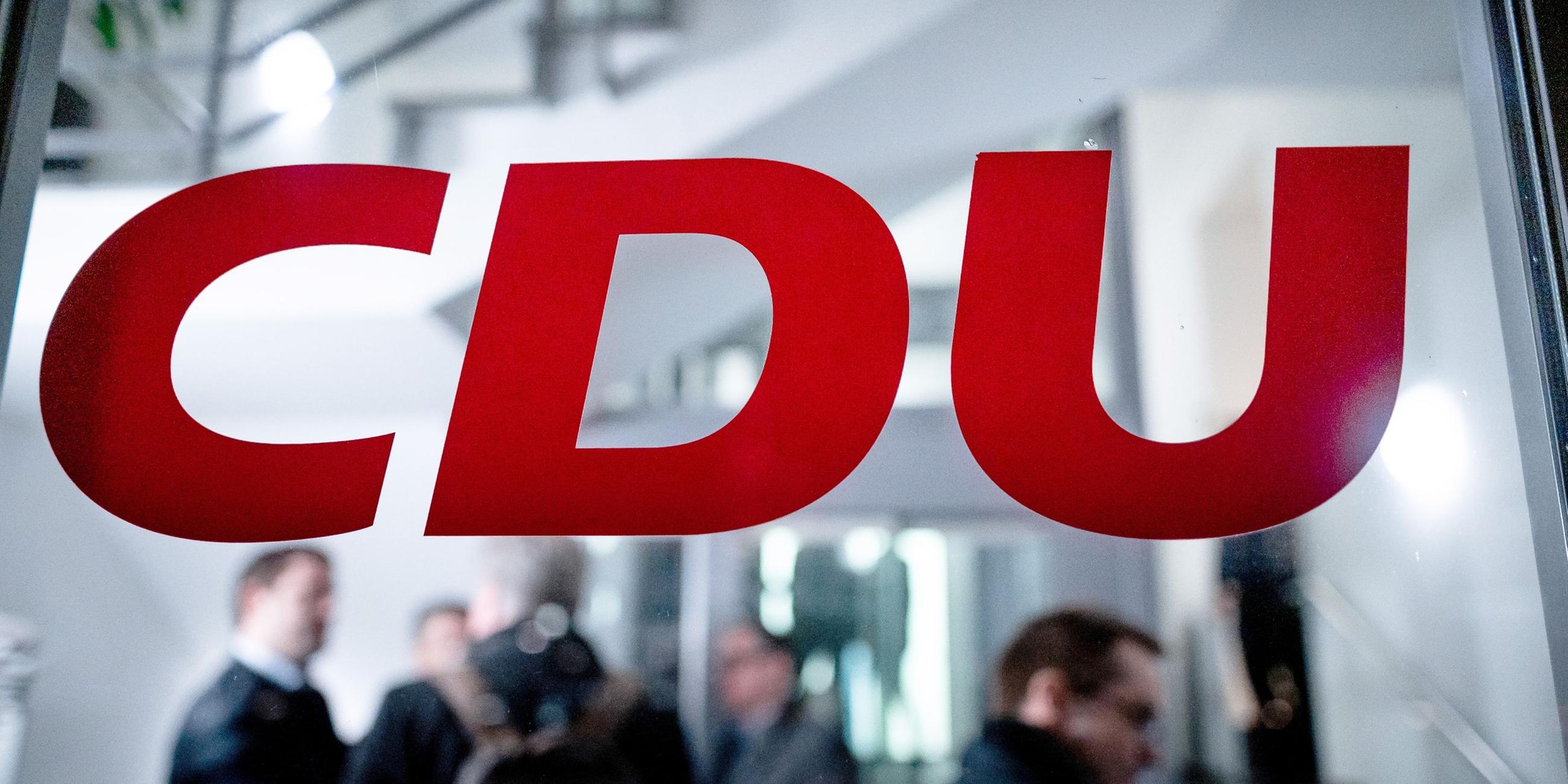 Das Logo der CDU steht an der Eingangstür. Symbolbild