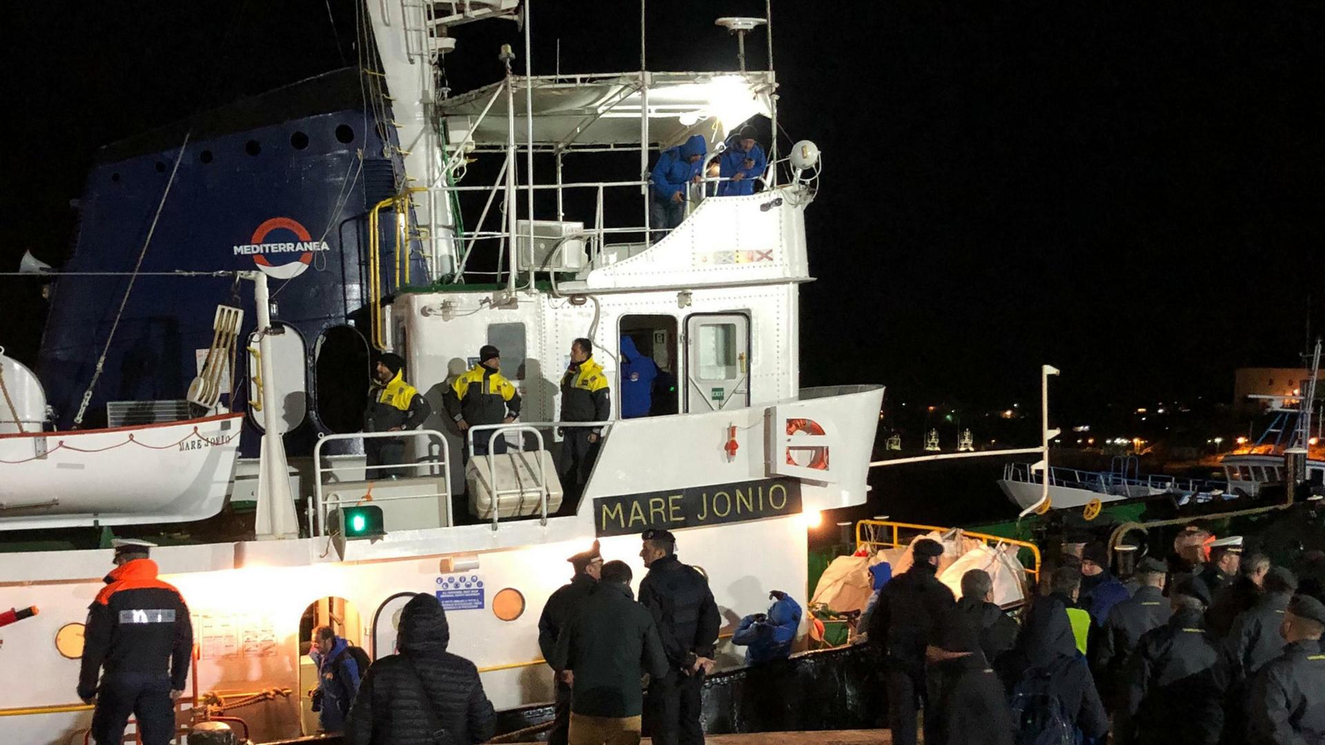 Das Schiff "Mare Jonio" im Hafen der Insel Lampedusa.