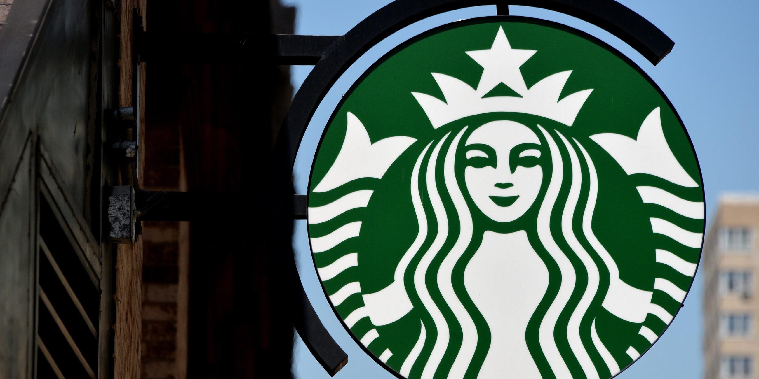 Das Starbucks-Logo an einer Filiale in New York.