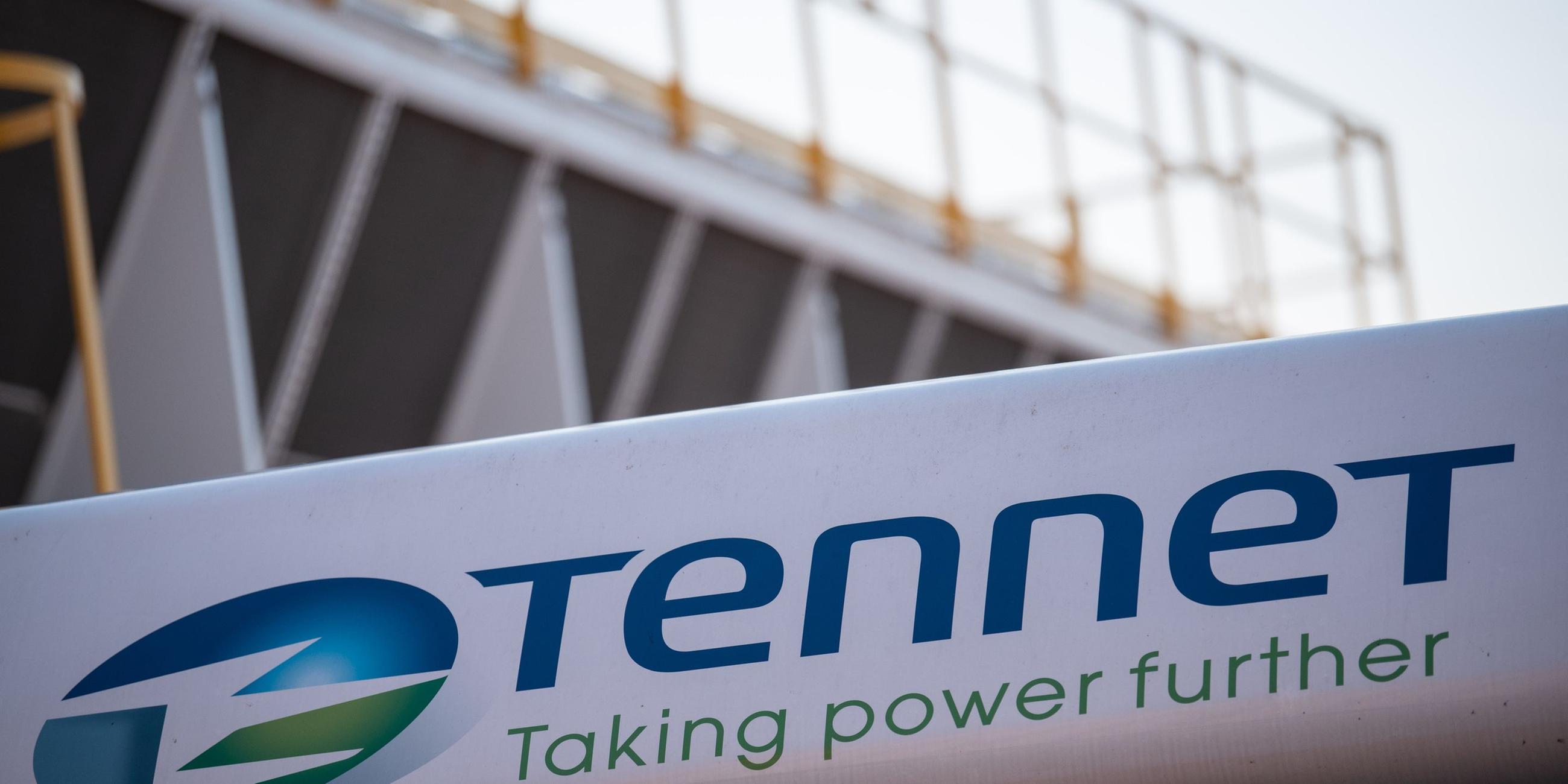 Das Tennet-Logo auf einem Schild. Symbolbild