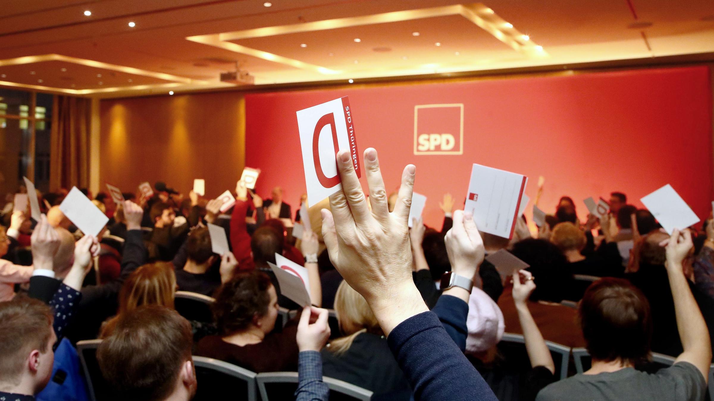 Delegierte stimmen beim SPD-Landesparteitag Thüringen ab.