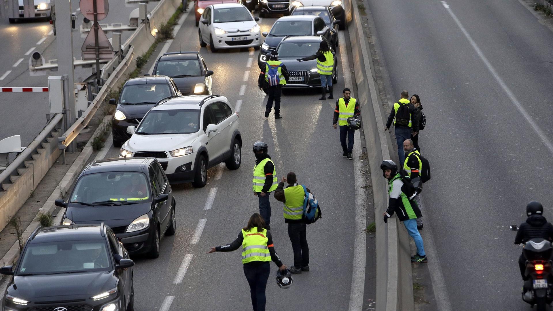 Demonstranten blockieren eine Autobahnausfahrt in Frankreich.