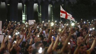 Demonstranten versammeln sich in der Nähe des Parlamentsgebäudes.