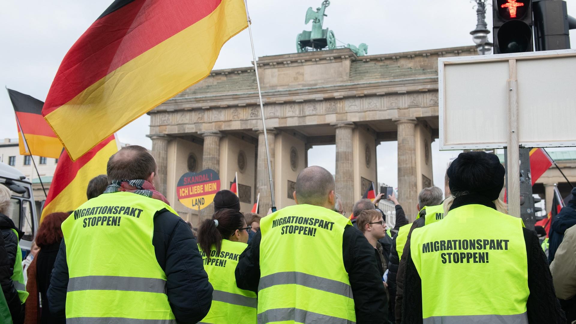Demonstranten vor dem Brandenburger Tor.