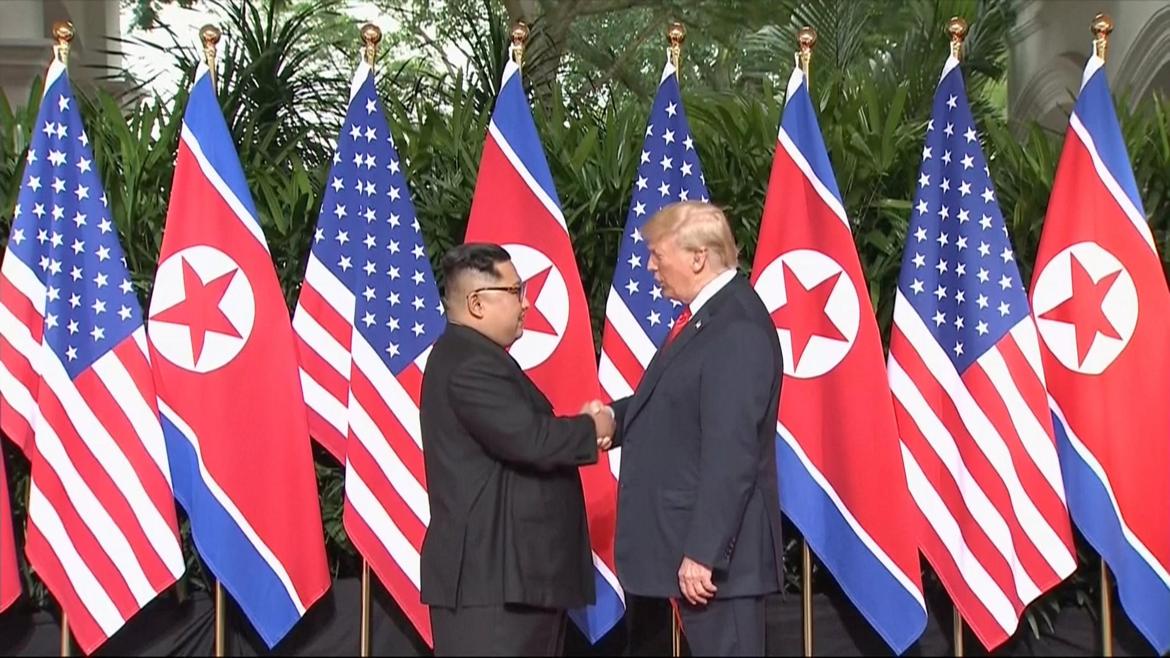Der erste Handschlag: Donald Trump (r) und Kim Jong Un.