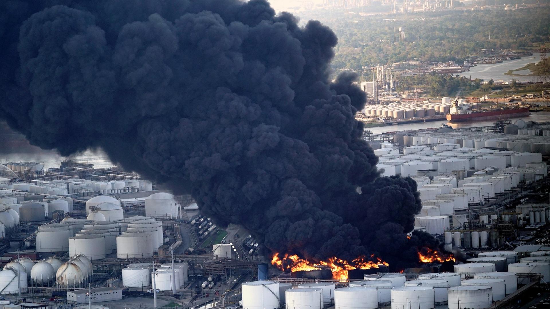 Der Großbrand in Houston ist weiter außer Kontrolle.