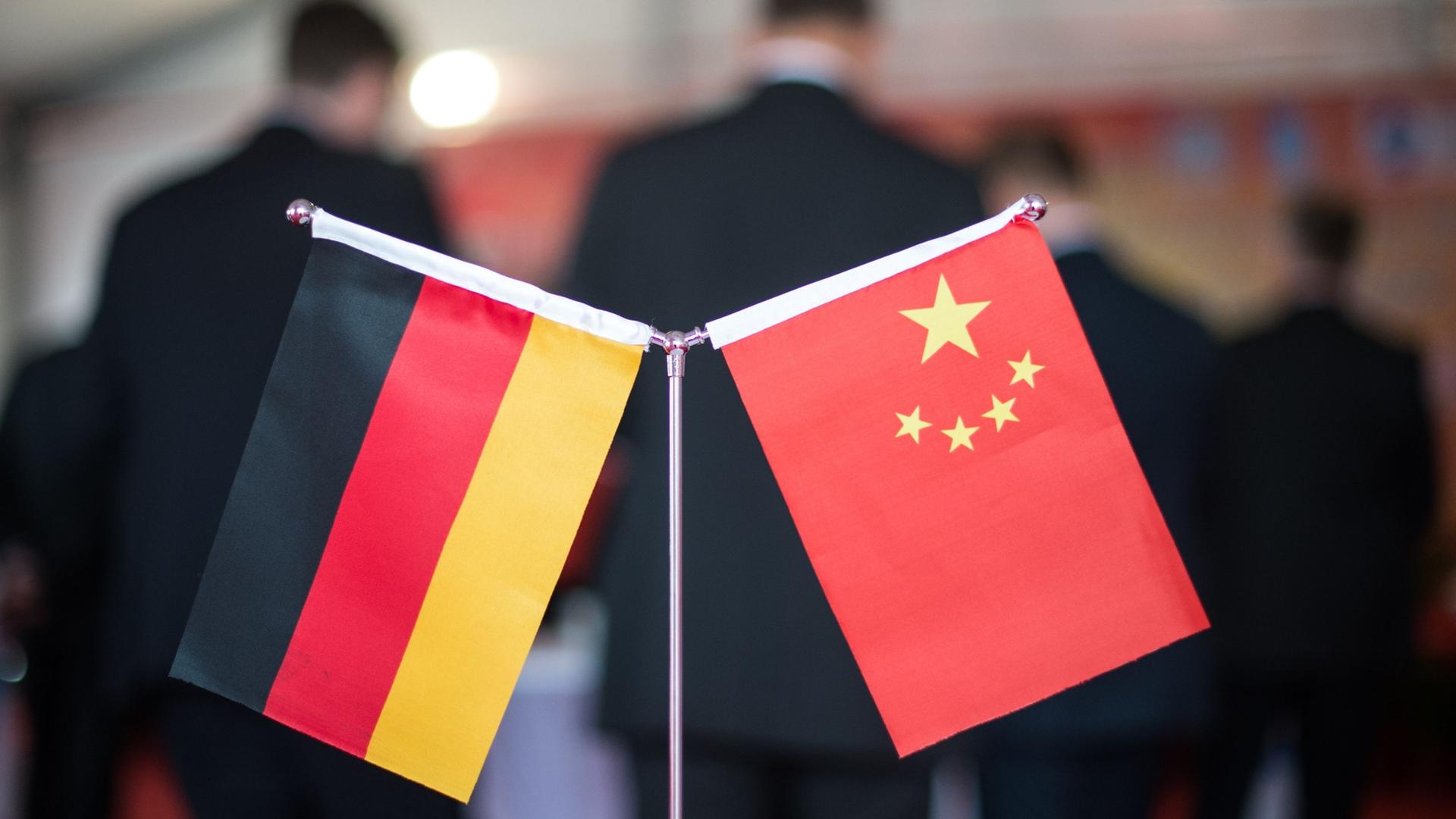 Deutsche und chinesische Flaggen. Symbolbild
