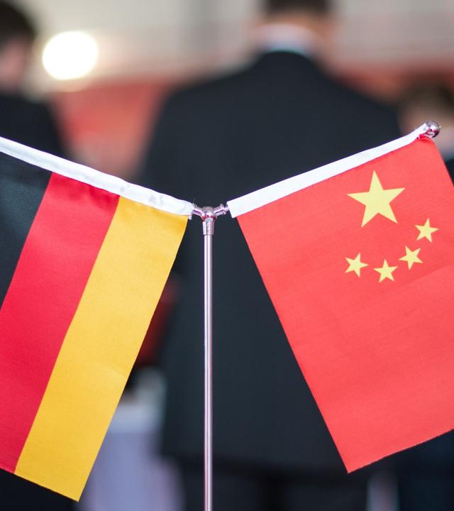 Deutsche und chinesische Flaggen. Symbolbild