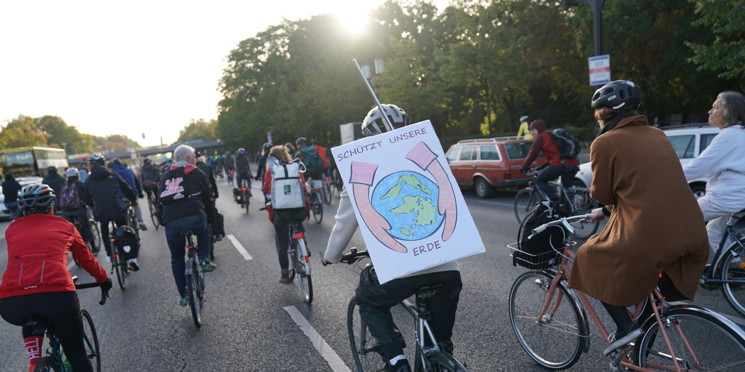 Die ersten Klima-Aktivisten waren am Morgen in Berlin unterwegs.