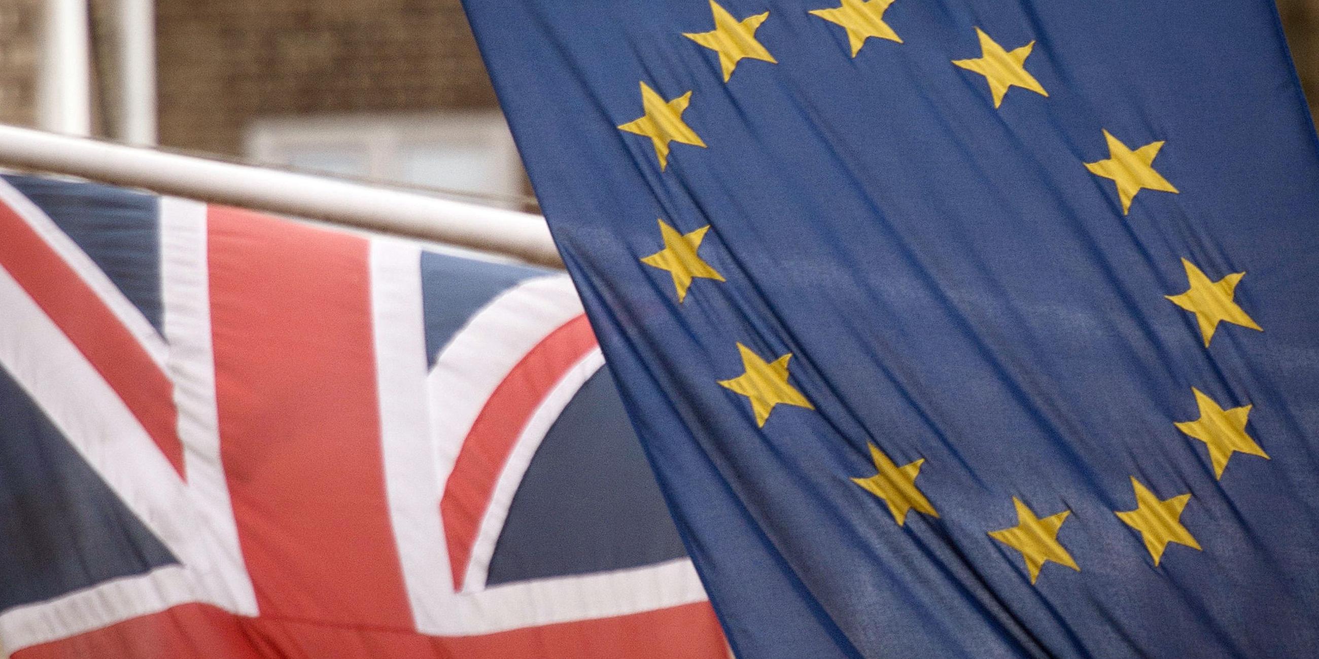 Die Flaggen von Großbritannien und der EU. Archivbild