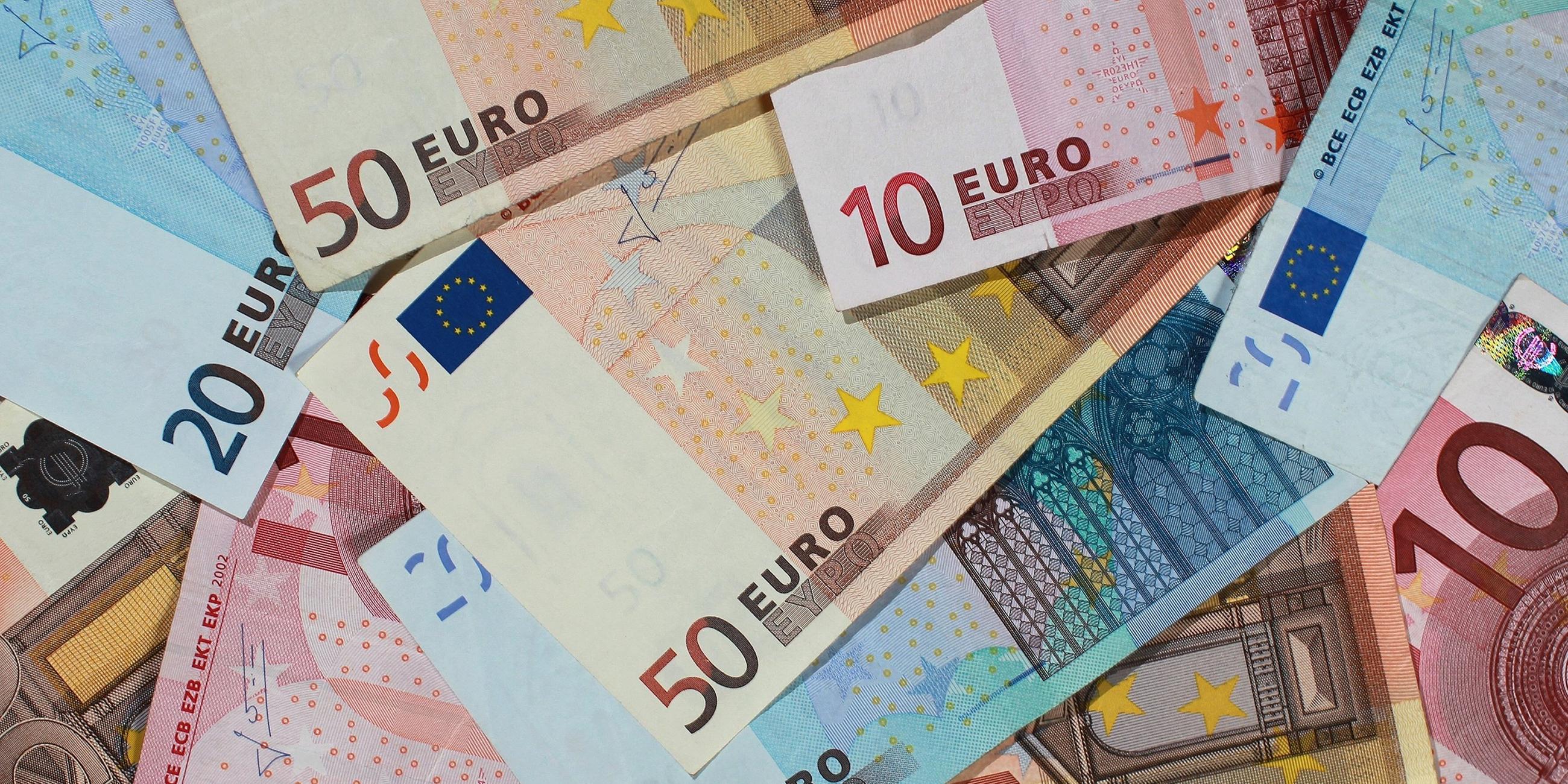 Mehrere Geldscheine von zehn bis fünfzig Euro liegen aufeinander.