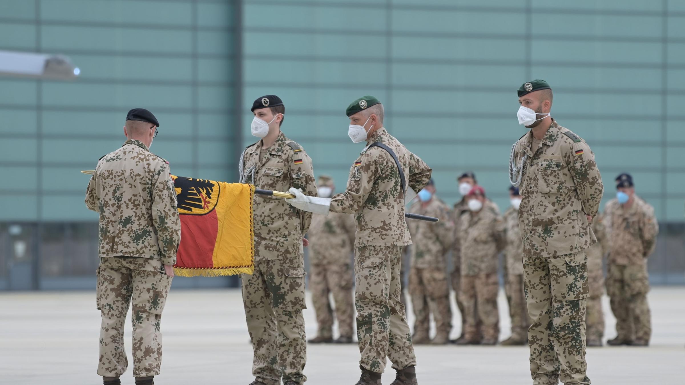 Die Soldaten bei der Ankunft in Deutschland. 