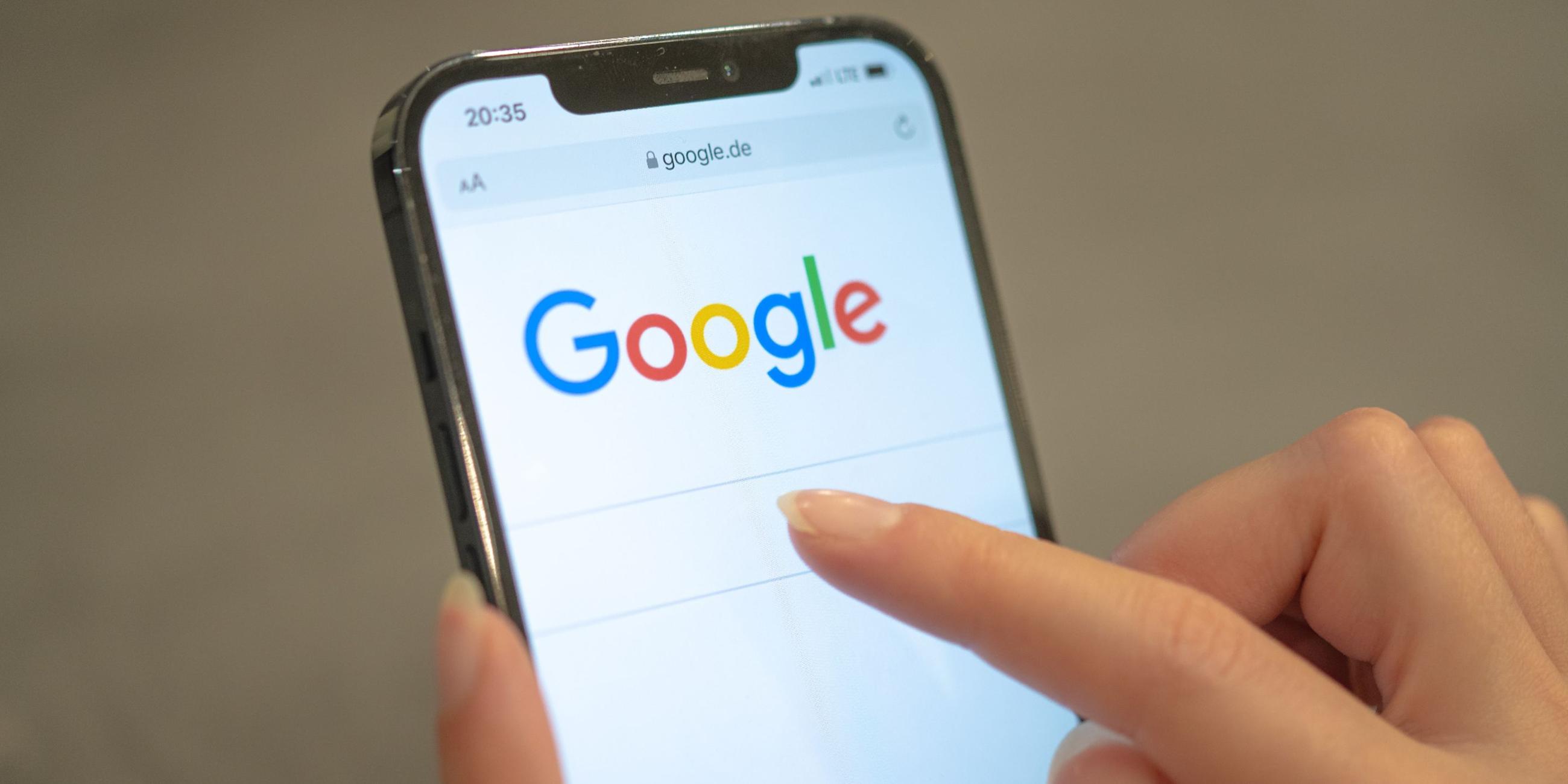 Die Suchmaschine von Google auf einem Smartphone. Symbolbild