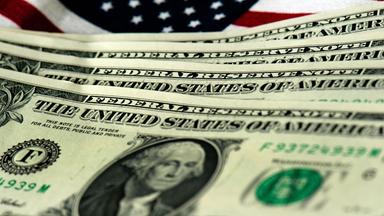 Dollarscheine vor einer US-Fahne. Archivbild