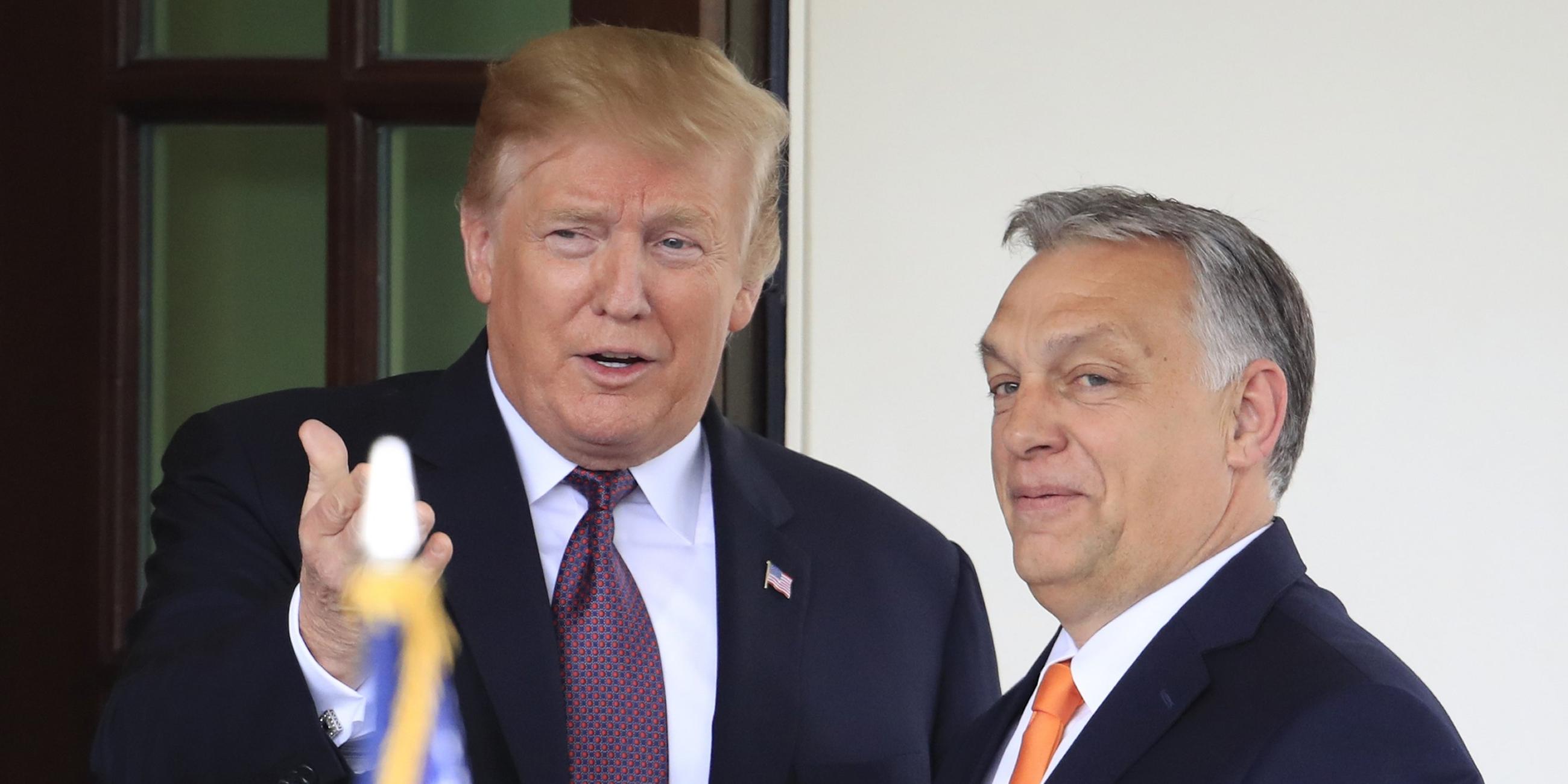 Donald Trump (l) begrüßt Viktor Orban.